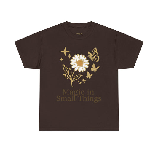 Magic in Small Things” – Gildan 5000 Heavy Cotton T-Shirt mit floralem Design