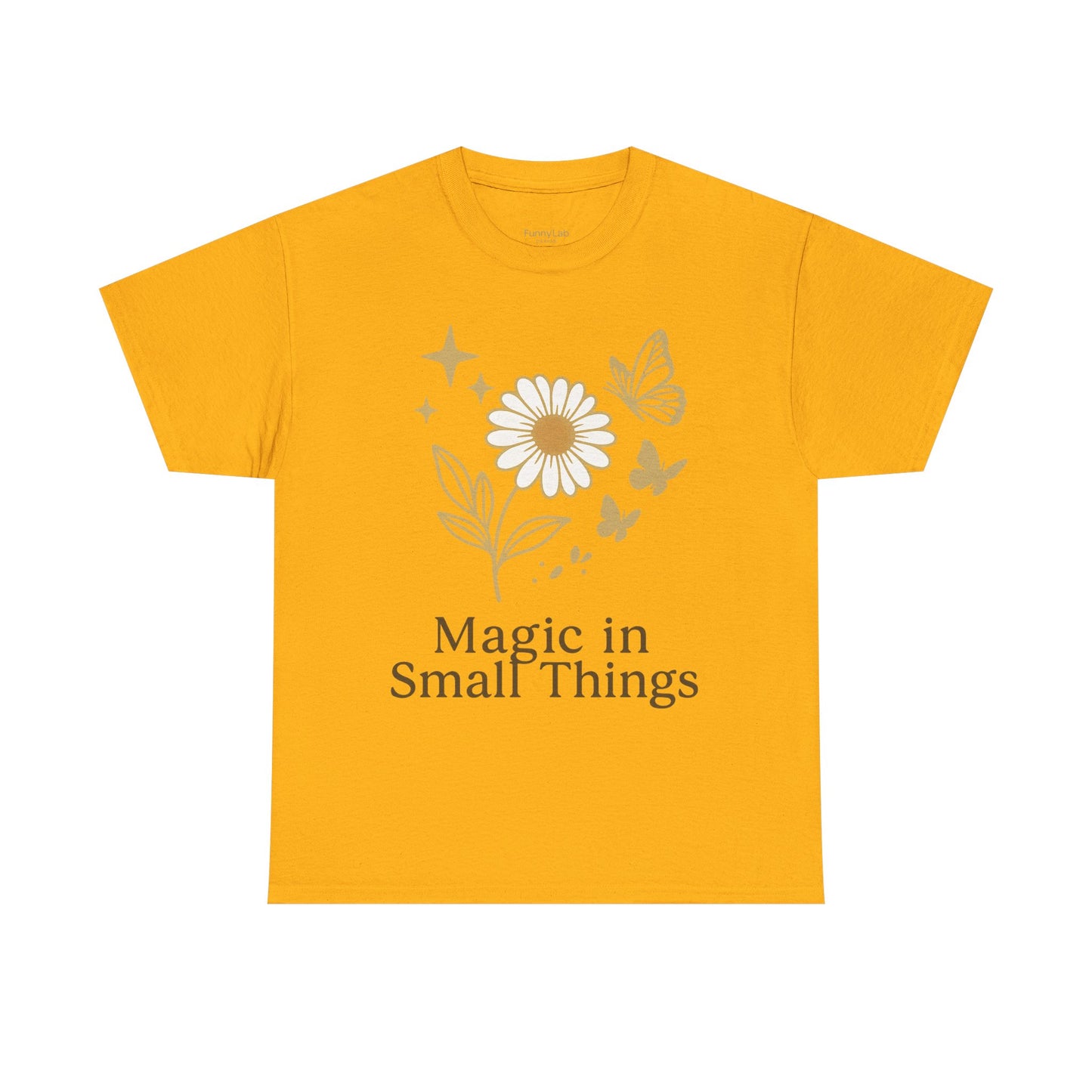 Magic in Small Things” – Gildan 5000 Heavy Cotton T-Shirt mit floralem Design