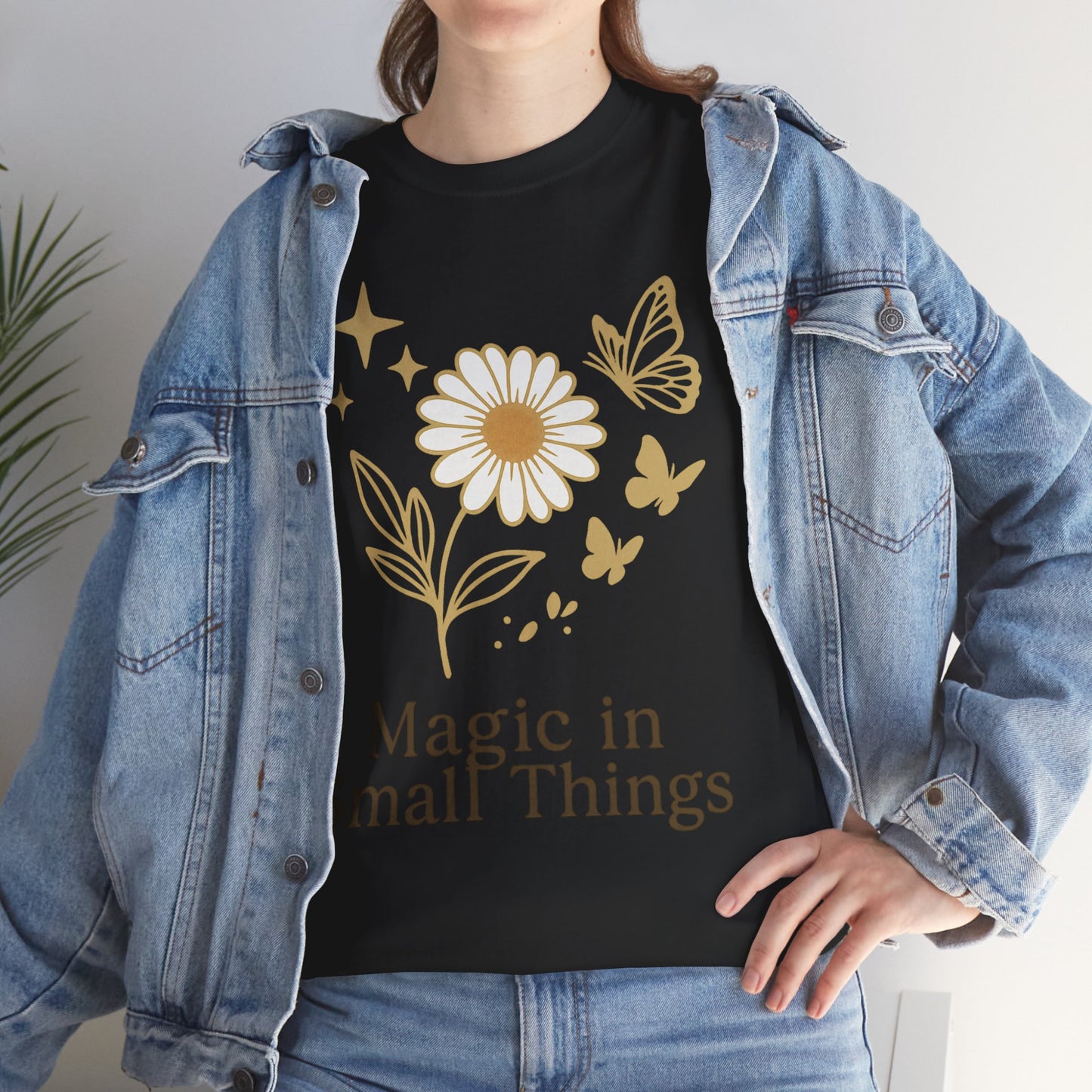 Magic in Small Things” – Gildan 5000 Heavy Cotton T-Shirt mit floralem Design