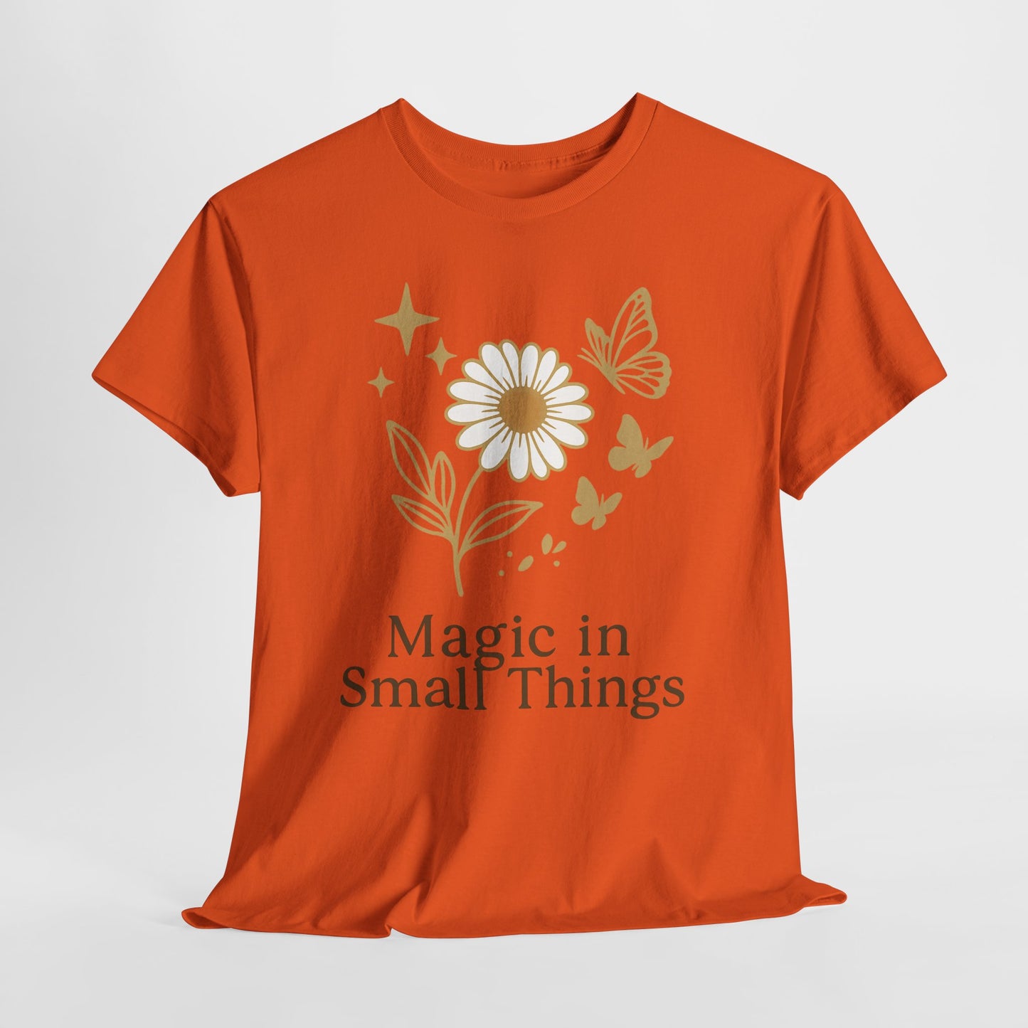 Magic in Small Things” – Gildan 5000 Heavy Cotton T-Shirt mit floralem Design