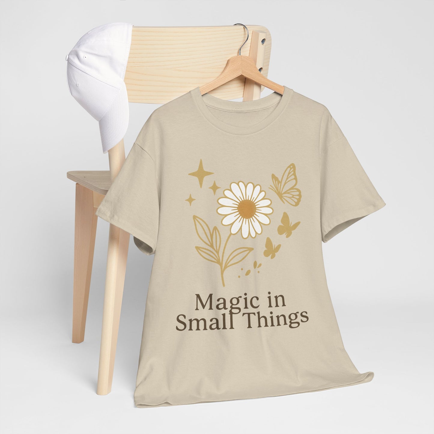Magic in Small Things” – Gildan 5000 Heavy Cotton T-Shirt mit floralem Design