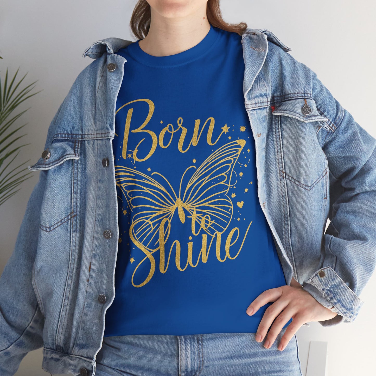 „Born to Shine“ T-Shirt – Damen Shirt mit goldfarbenem Schmetterling & handgeschriebenem Schriftzug
