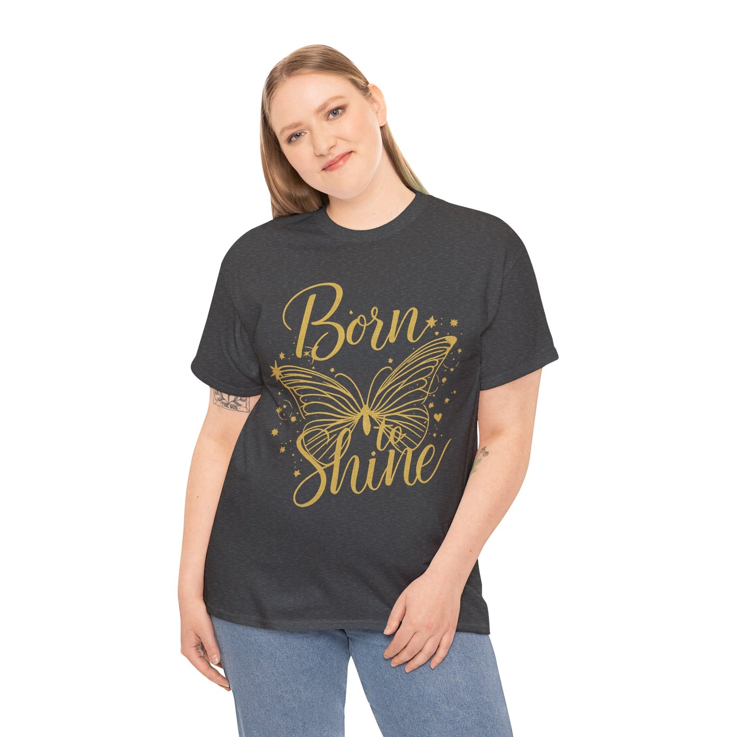 „Born to Shine“ T-Shirt – Damen Shirt mit goldfarbenem Schmetterling & handgeschriebenem Schriftzug