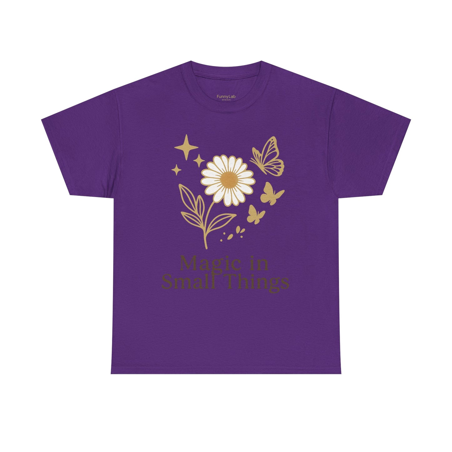 Magic in Small Things” – Gildan 5000 Heavy Cotton T-Shirt mit floralem Design