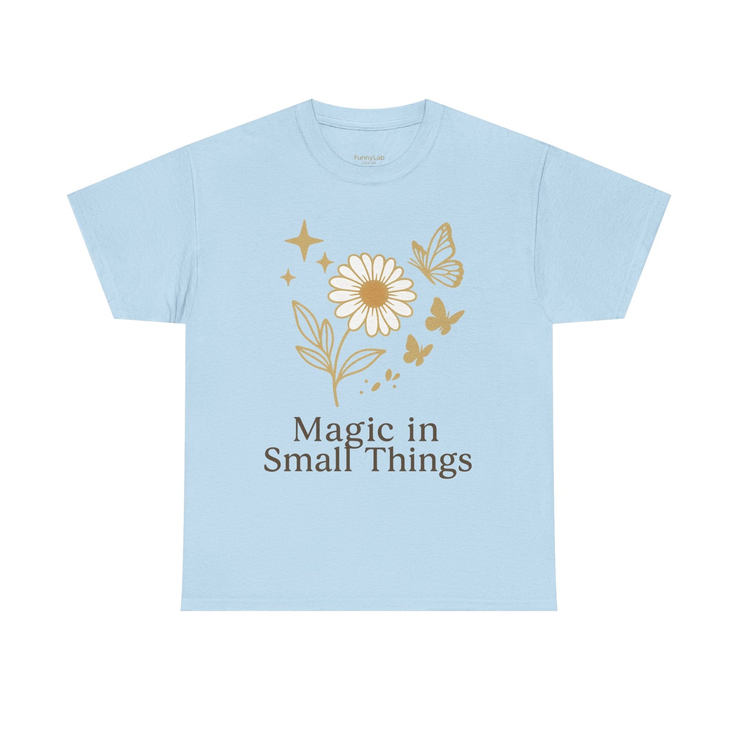 Magic in Small Things” – Gildan 5000 Heavy Cotton T-Shirt mit floralem Design