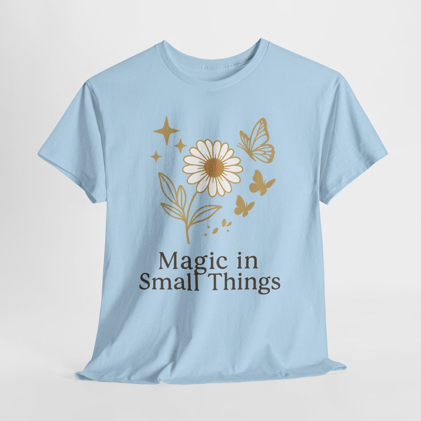 Magic in Small Things” – Gildan 5000 Heavy Cotton T-Shirt mit floralem Design
