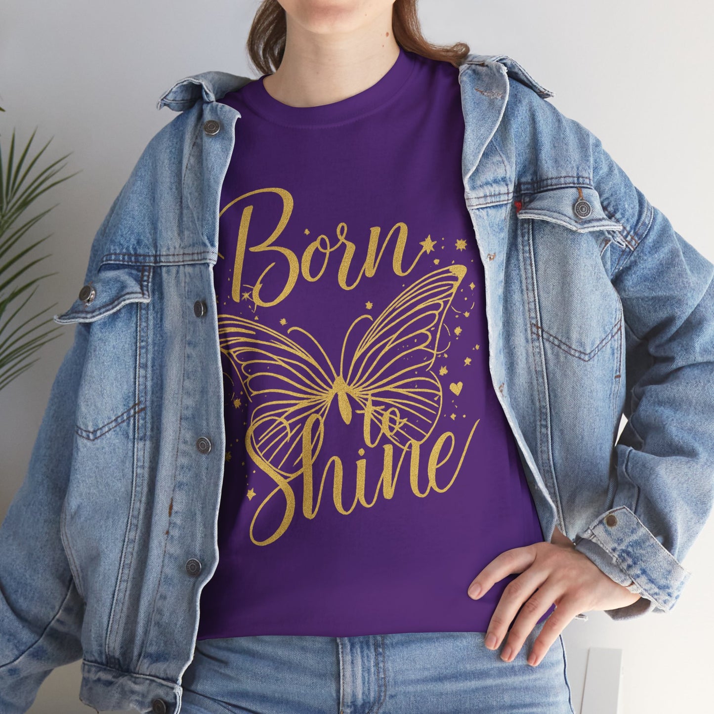 „Born to Shine“ T-Shirt – Damen Shirt mit goldfarbenem Schmetterling & handgeschriebenem Schriftzug