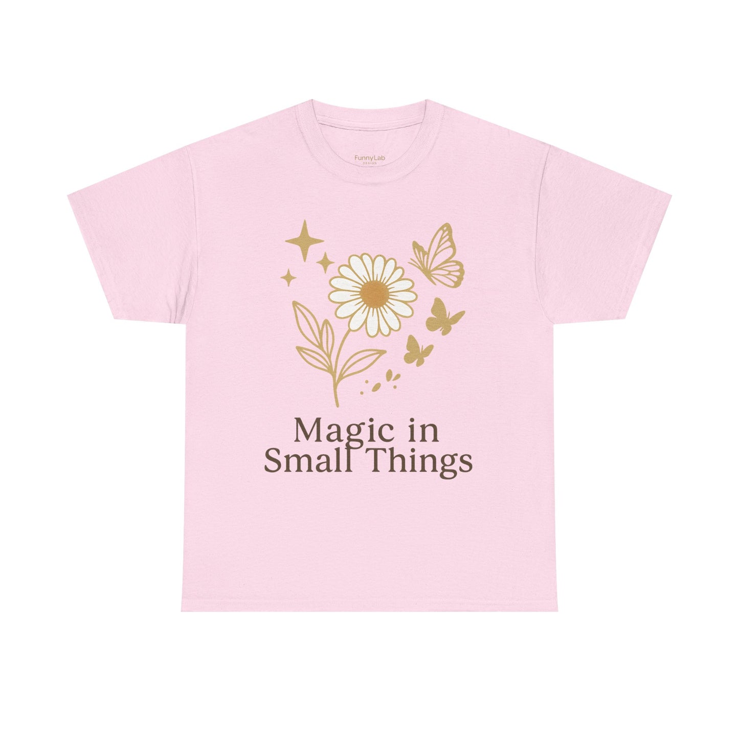 Magic in Small Things” – Gildan 5000 Heavy Cotton T-Shirt mit floralem Design