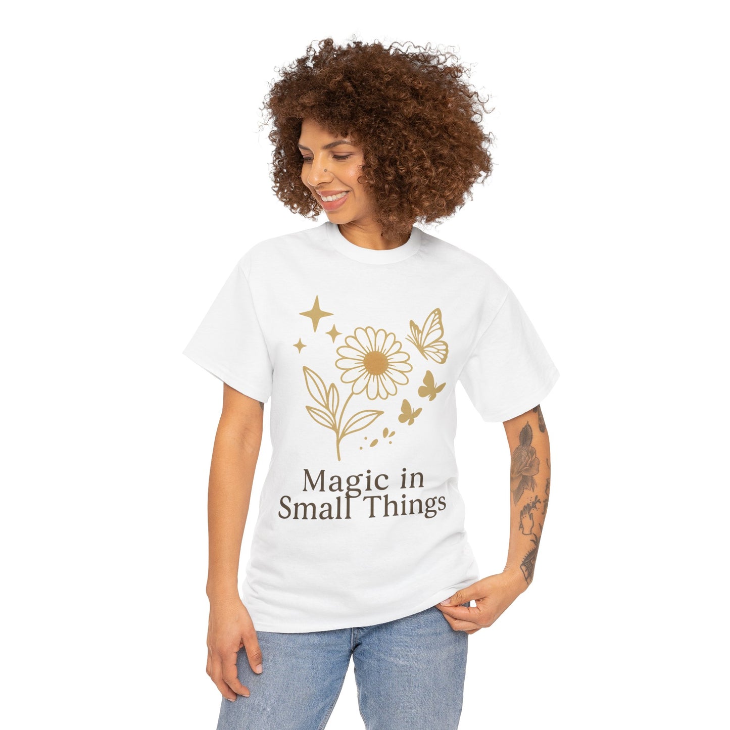 Magic in Small Things” – Gildan 5000 Heavy Cotton T-Shirt mit floralem Design