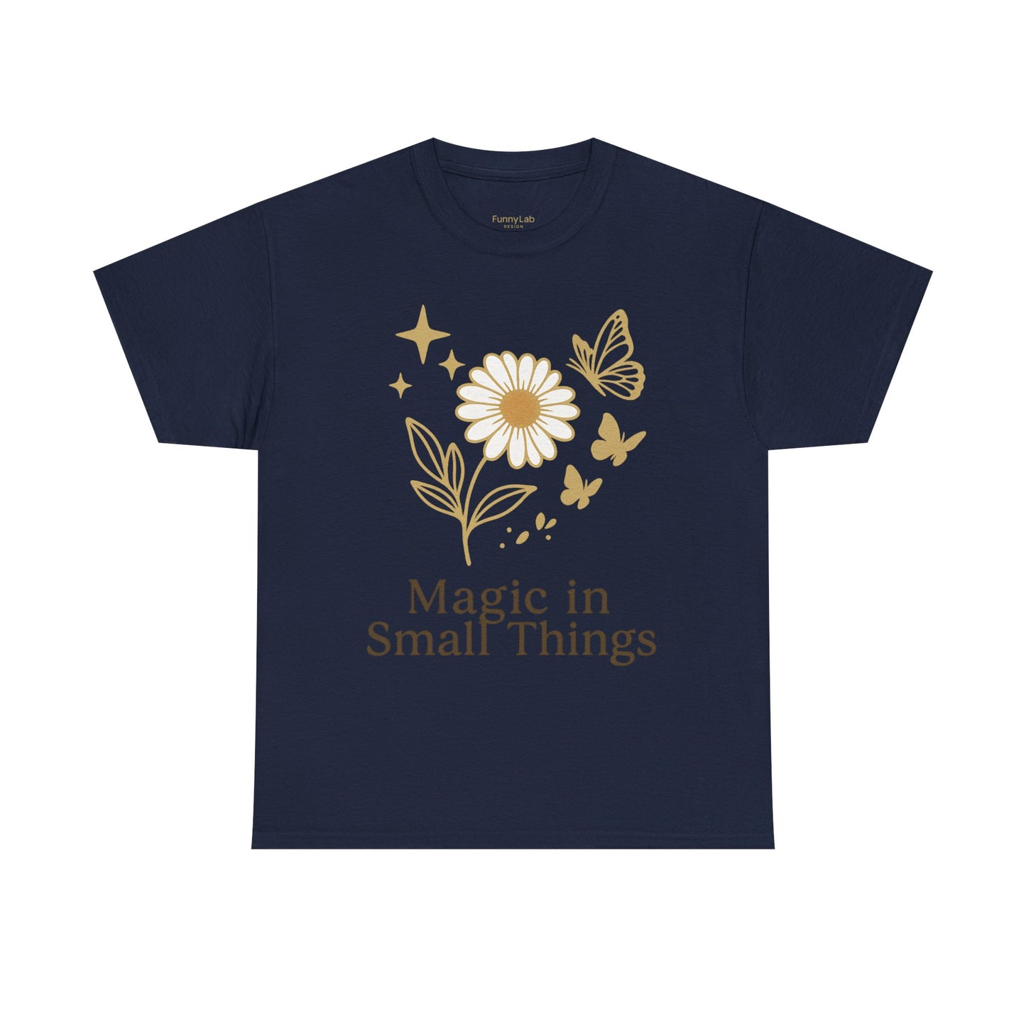 Magic in Small Things” – Gildan 5000 Heavy Cotton T-Shirt mit floralem Design