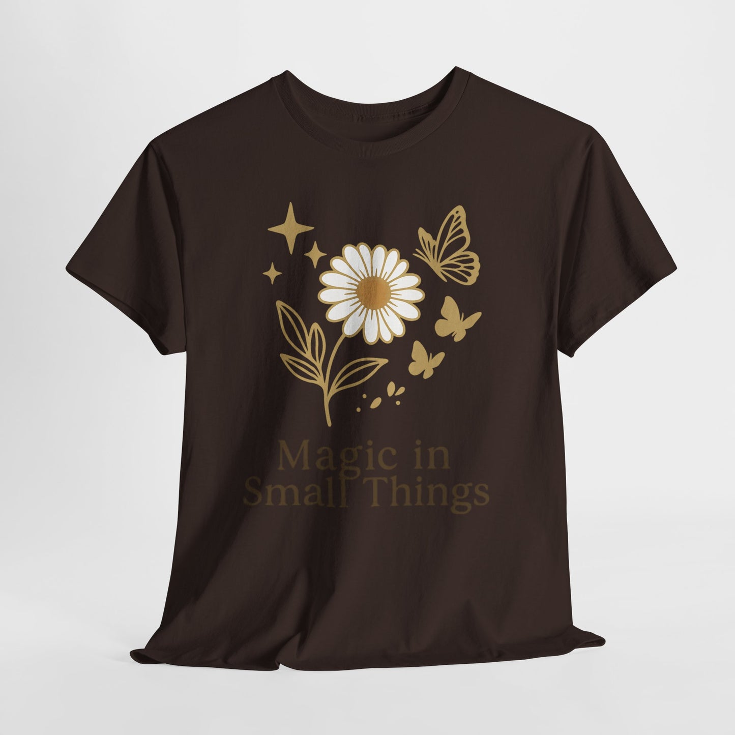 Magic in Small Things” – Gildan 5000 Heavy Cotton T-Shirt mit floralem Design