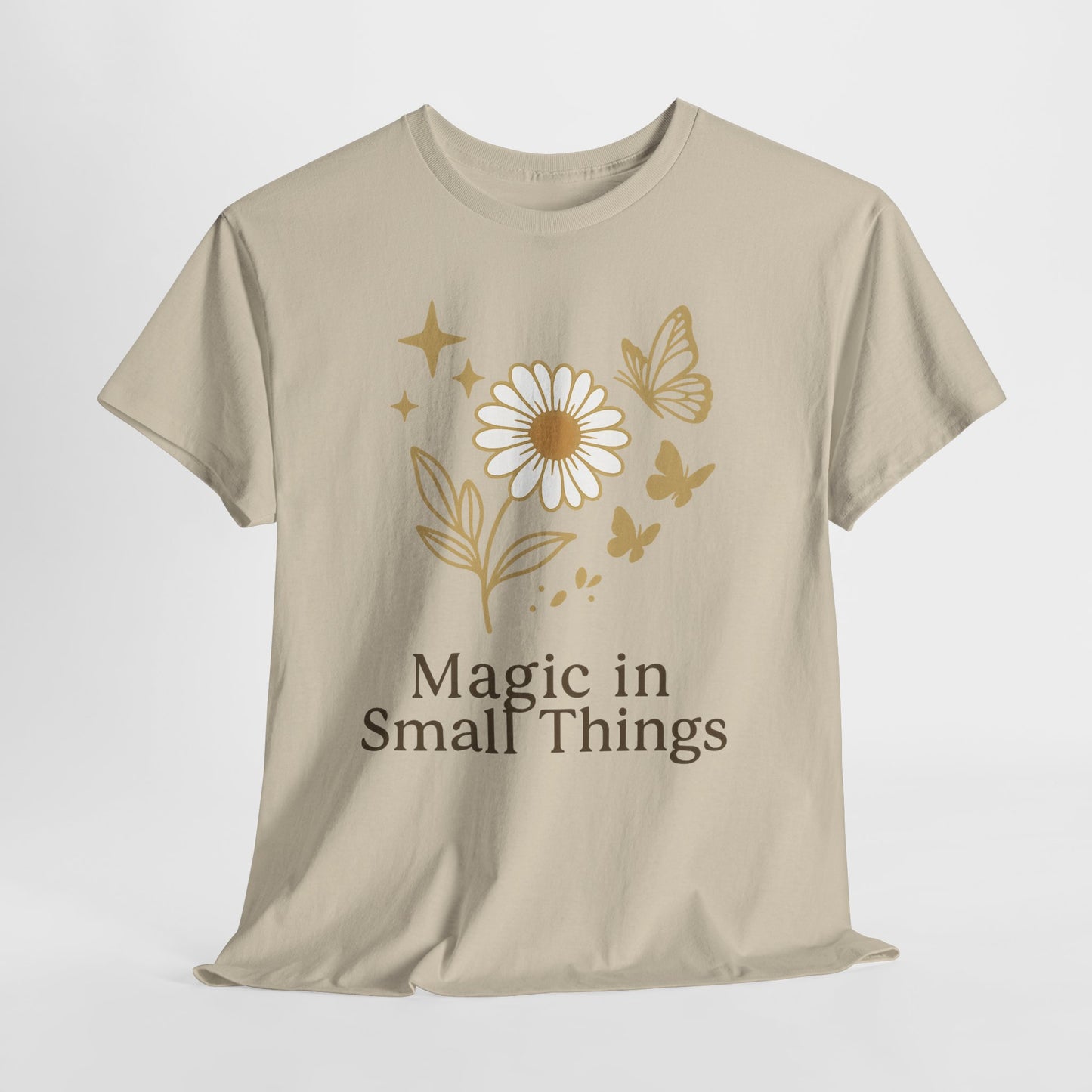 Magic in Small Things” – Gildan 5000 Heavy Cotton T-Shirt mit floralem Design