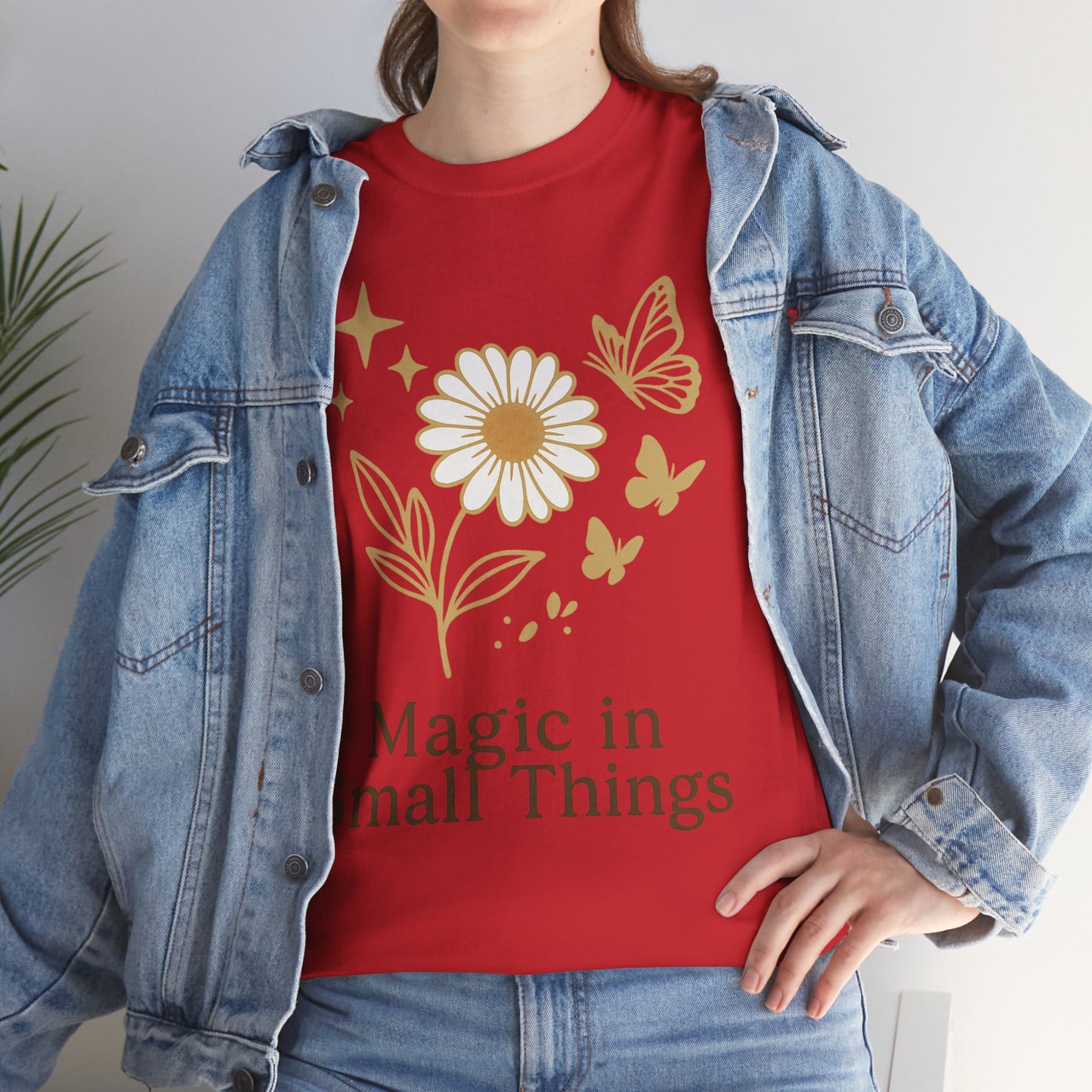 Magic in Small Things” – Gildan 5000 Heavy Cotton T-Shirt mit floralem Design