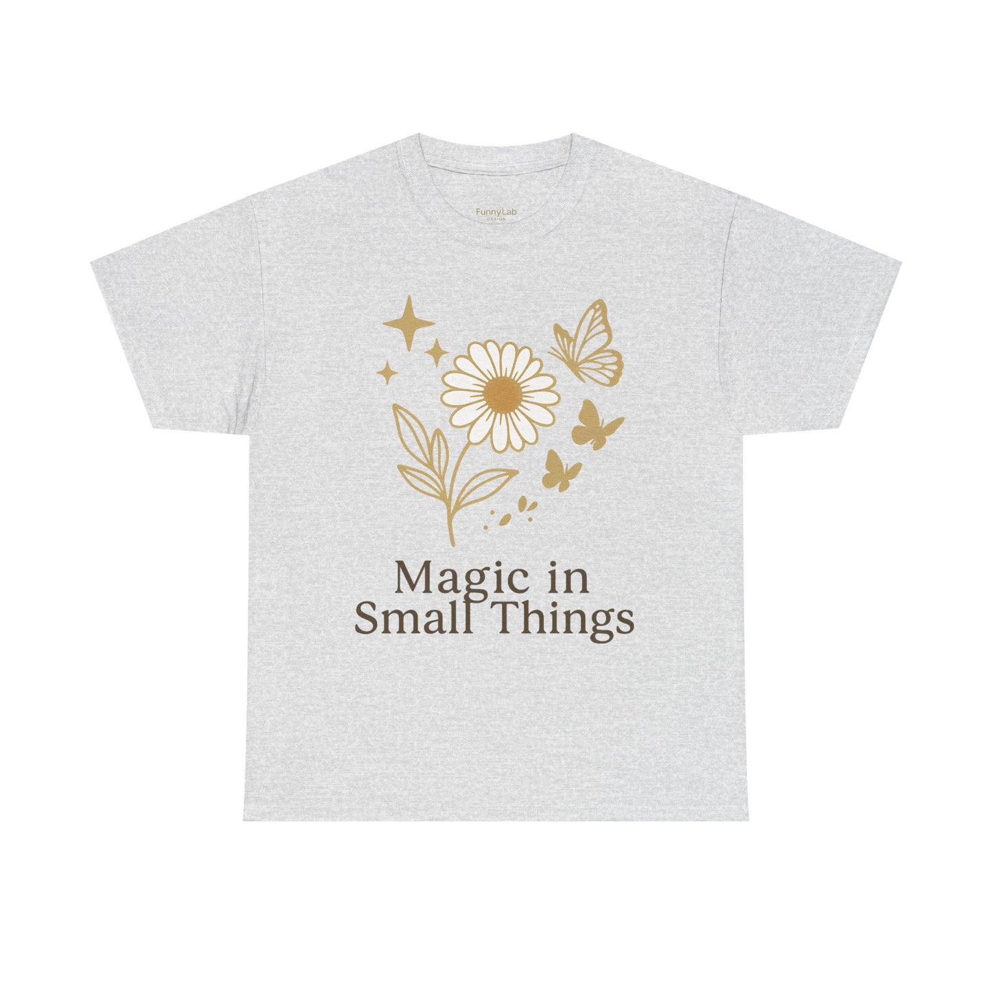 Magic in Small Things” – Gildan 5000 Heavy Cotton T-Shirt mit floralem Design
