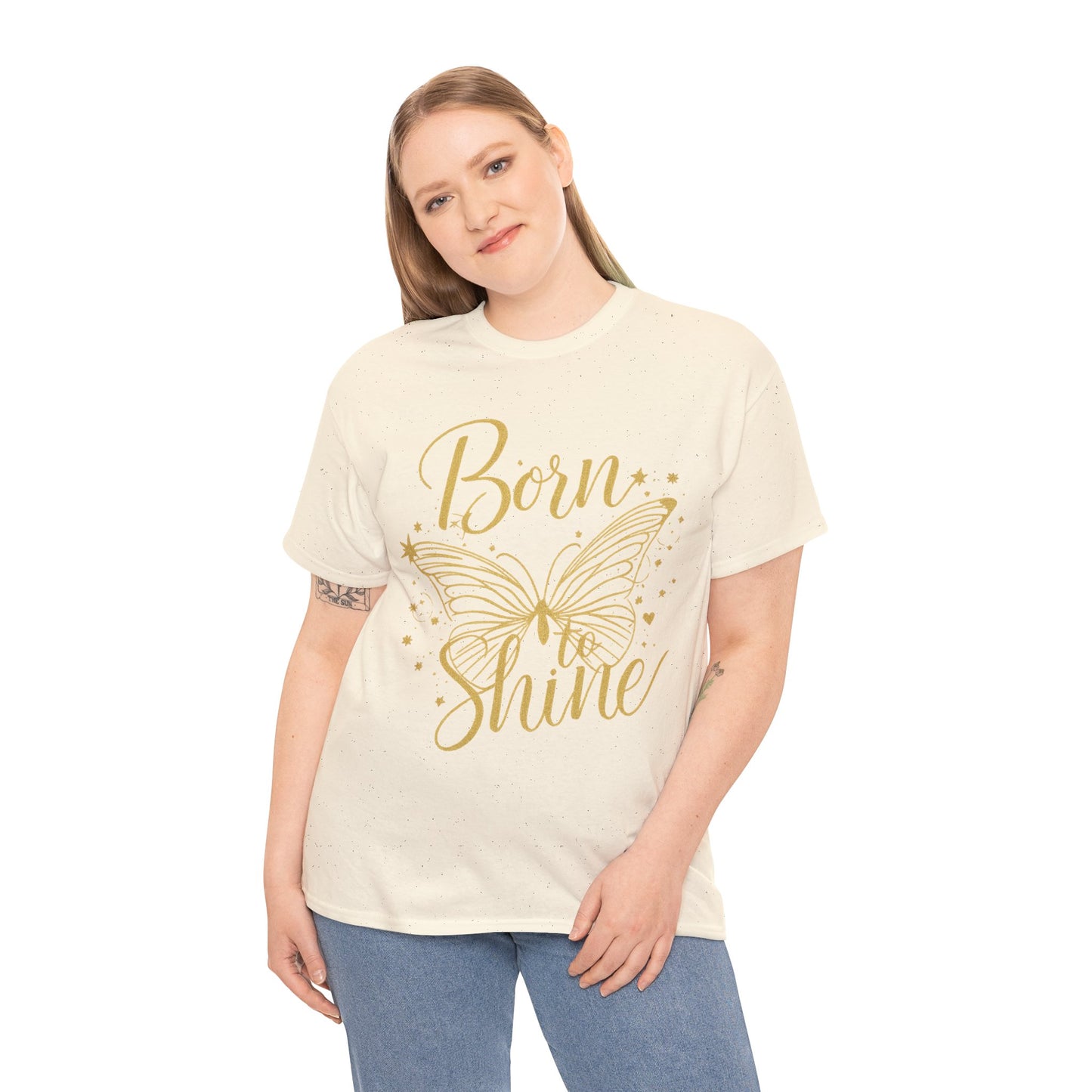 „Born to Shine“ T-Shirt – Damen Shirt mit goldfarbenem Schmetterling & handgeschriebenem Schriftzug
