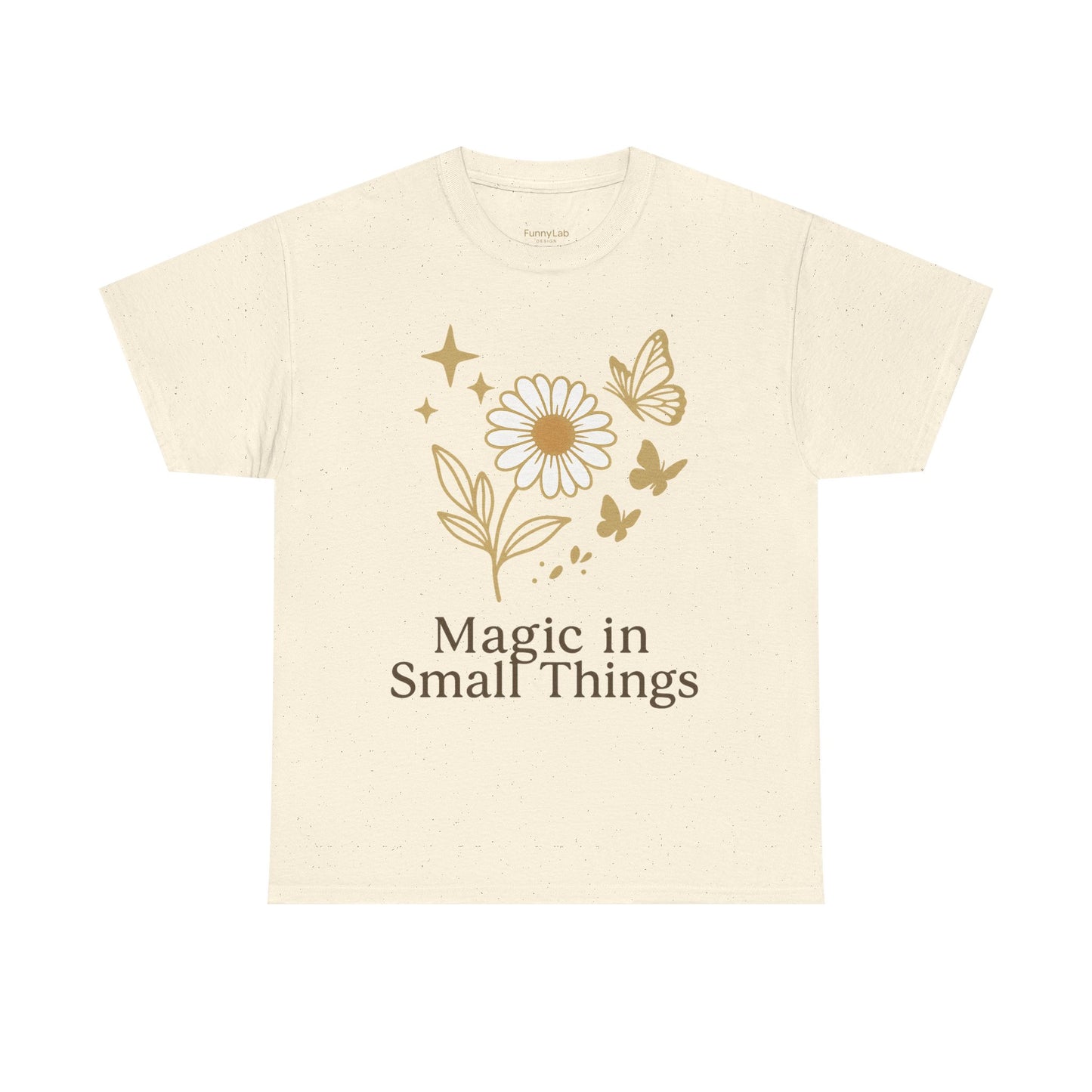 Magic in Small Things” – Gildan 5000 Heavy Cotton T-Shirt mit floralem Design