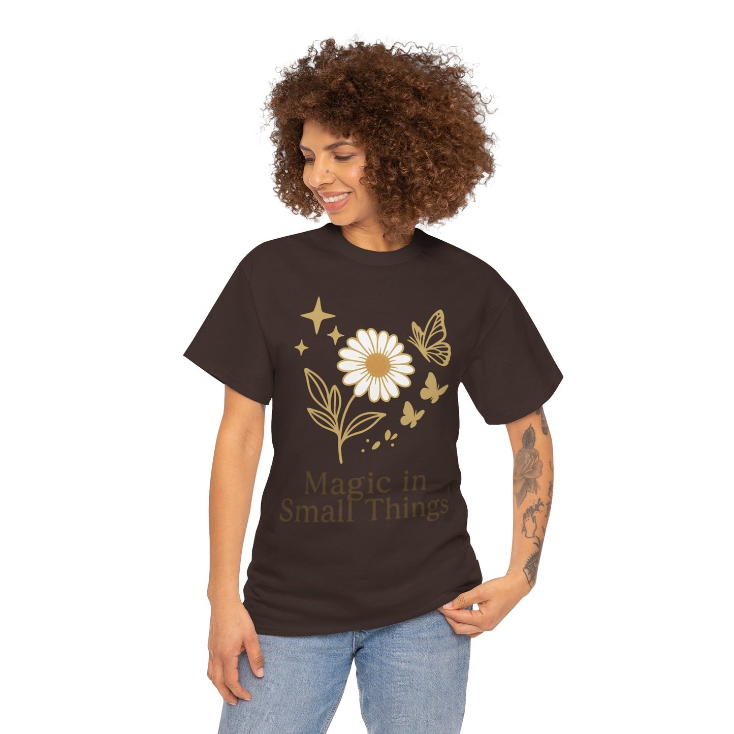 Magic in Small Things” – Gildan 5000 Heavy Cotton T-Shirt mit floralem Design