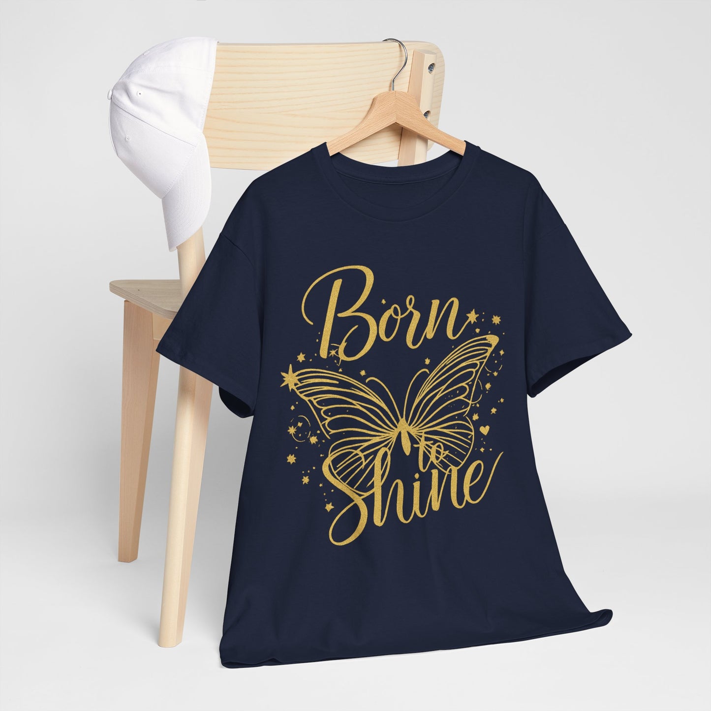 „Born to Shine“ T-Shirt – Damen Shirt mit goldfarbenem Schmetterling & handgeschriebenem Schriftzug