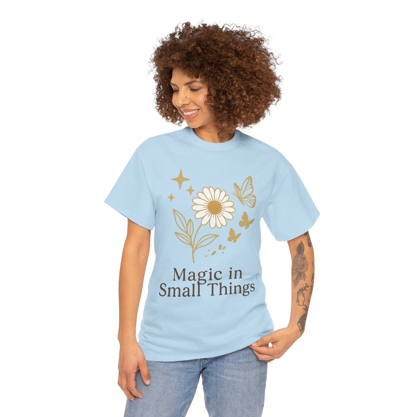 Magic in Small Things” – Gildan 5000 Heavy Cotton T-Shirt mit floralem Design