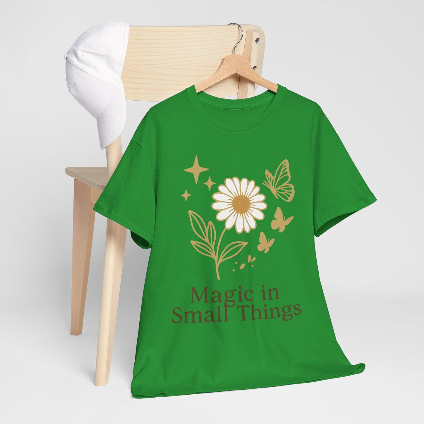 Magic in Small Things” – Gildan 5000 Heavy Cotton T-Shirt mit floralem Design