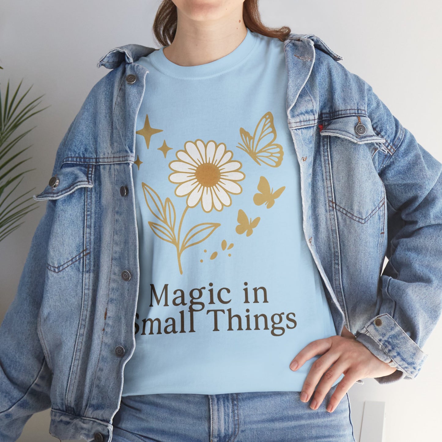 Magic in Small Things” – Gildan 5000 Heavy Cotton T-Shirt mit floralem Design