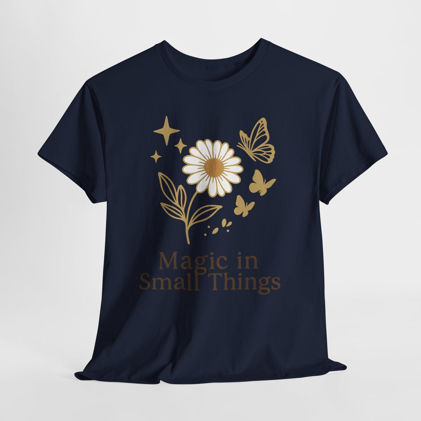 Magic in Small Things” – Gildan 5000 Heavy Cotton T-Shirt mit floralem Design