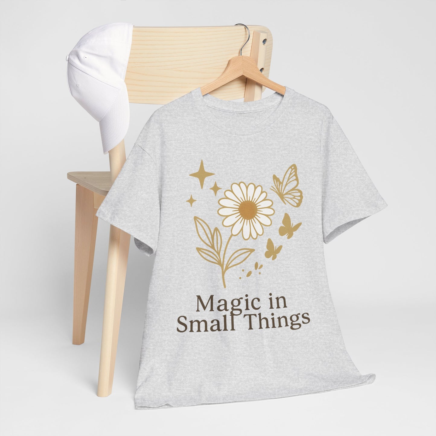 Magic in Small Things” – Gildan 5000 Heavy Cotton T-Shirt mit floralem Design