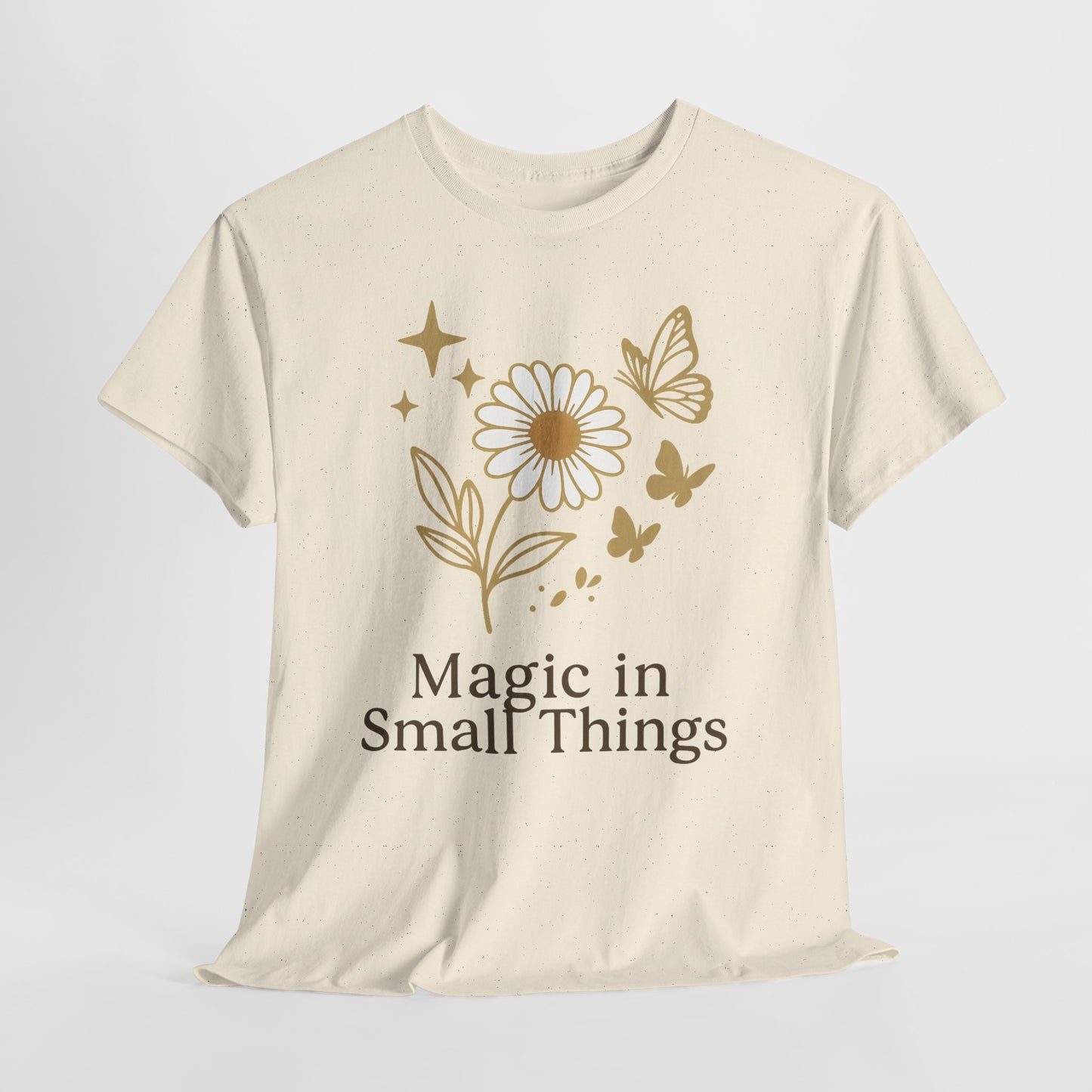 Magic in Small Things” – Gildan 5000 Heavy Cotton T-Shirt mit floralem Design