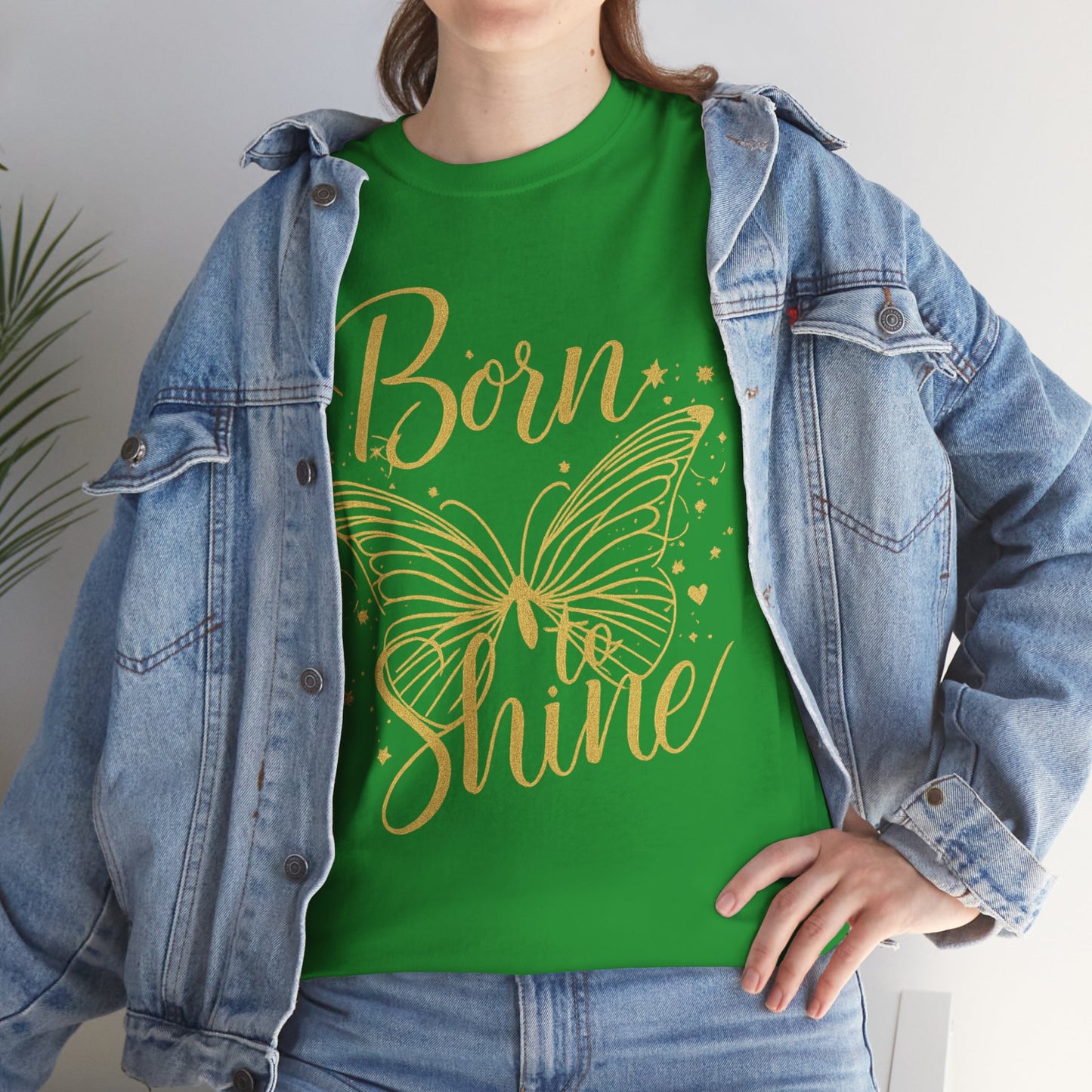 „Born to Shine“ T-Shirt – Damen Shirt mit goldfarbenem Schmetterling & handgeschriebenem Schriftzug