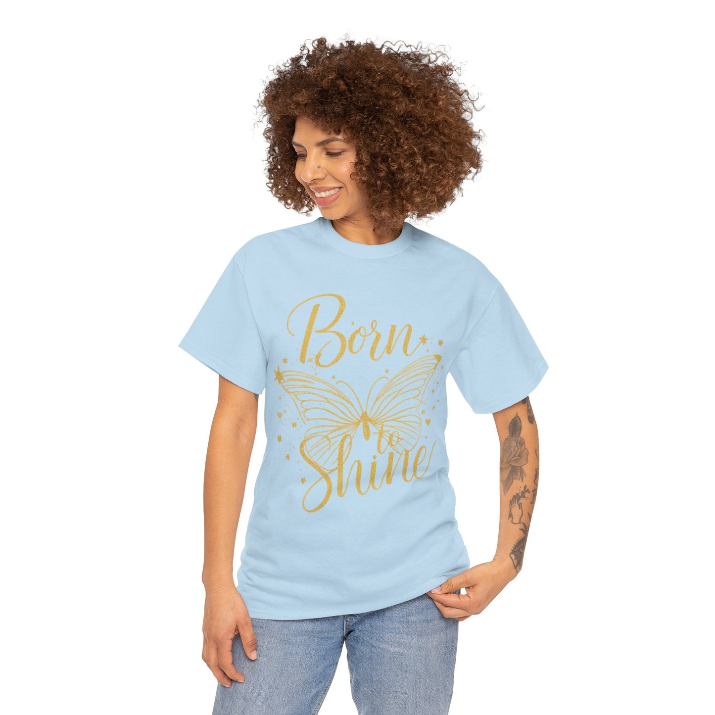 „Born to Shine“ T-Shirt – Damen Shirt mit goldfarbenem Schmetterling & handgeschriebenem Schriftzug