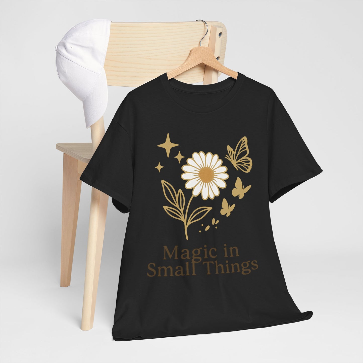 Magic in Small Things” – Gildan 5000 Heavy Cotton T-Shirt mit floralem Design