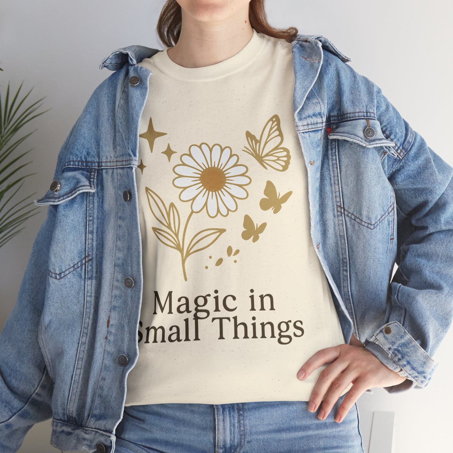 Magic in Small Things” – Gildan 5000 Heavy Cotton T-Shirt mit floralem Design