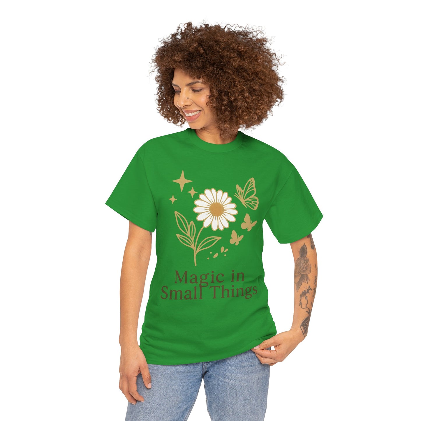 Magic in Small Things” – Gildan 5000 Heavy Cotton T-Shirt mit floralem Design
