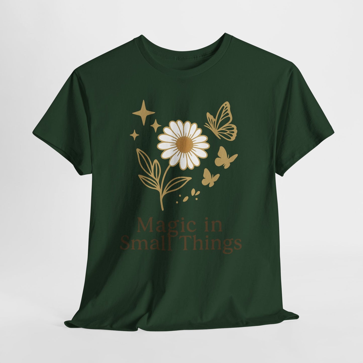 Magic in Small Things” – Gildan 5000 Heavy Cotton T-Shirt mit floralem Design