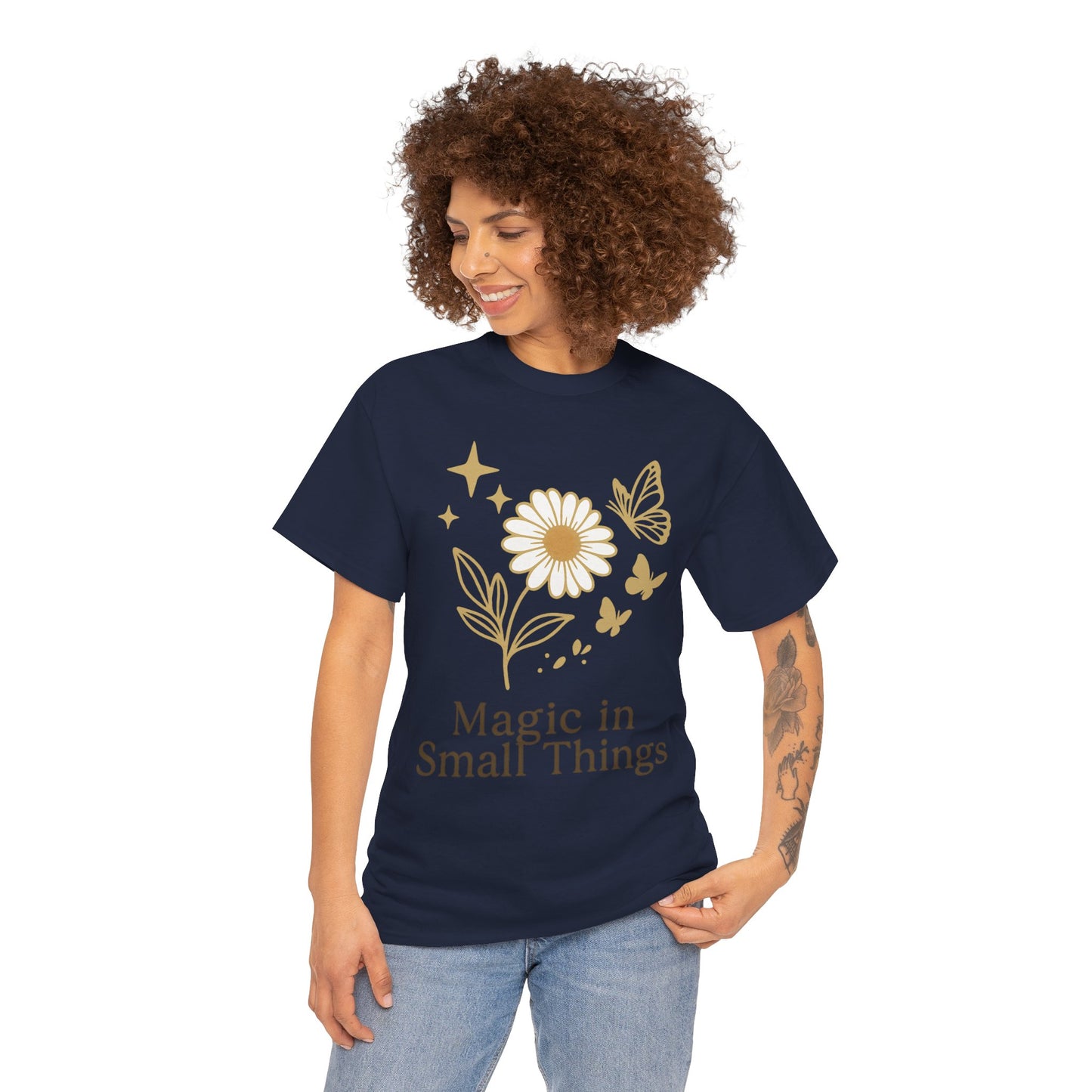 Magic in Small Things” – Gildan 5000 Heavy Cotton T-Shirt mit floralem Design