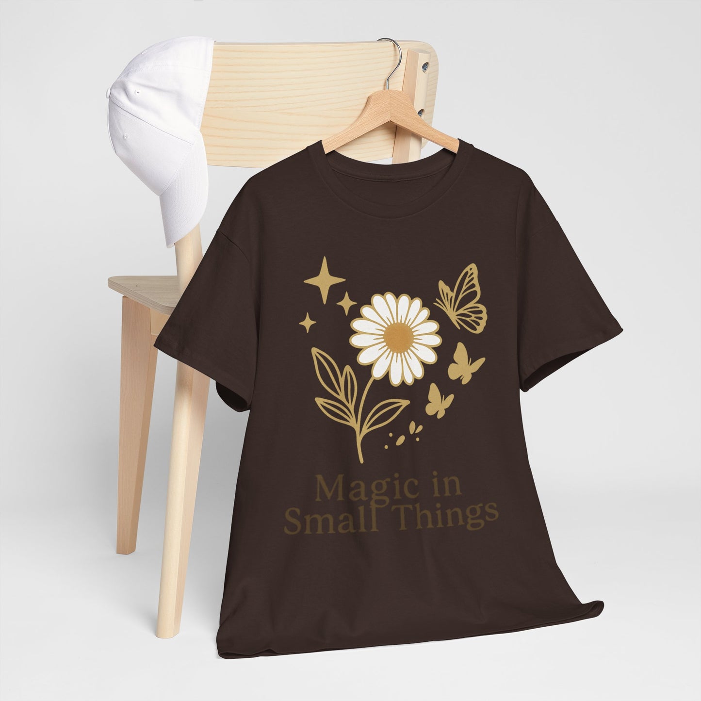 Magic in Small Things” – Gildan 5000 Heavy Cotton T-Shirt mit floralem Design