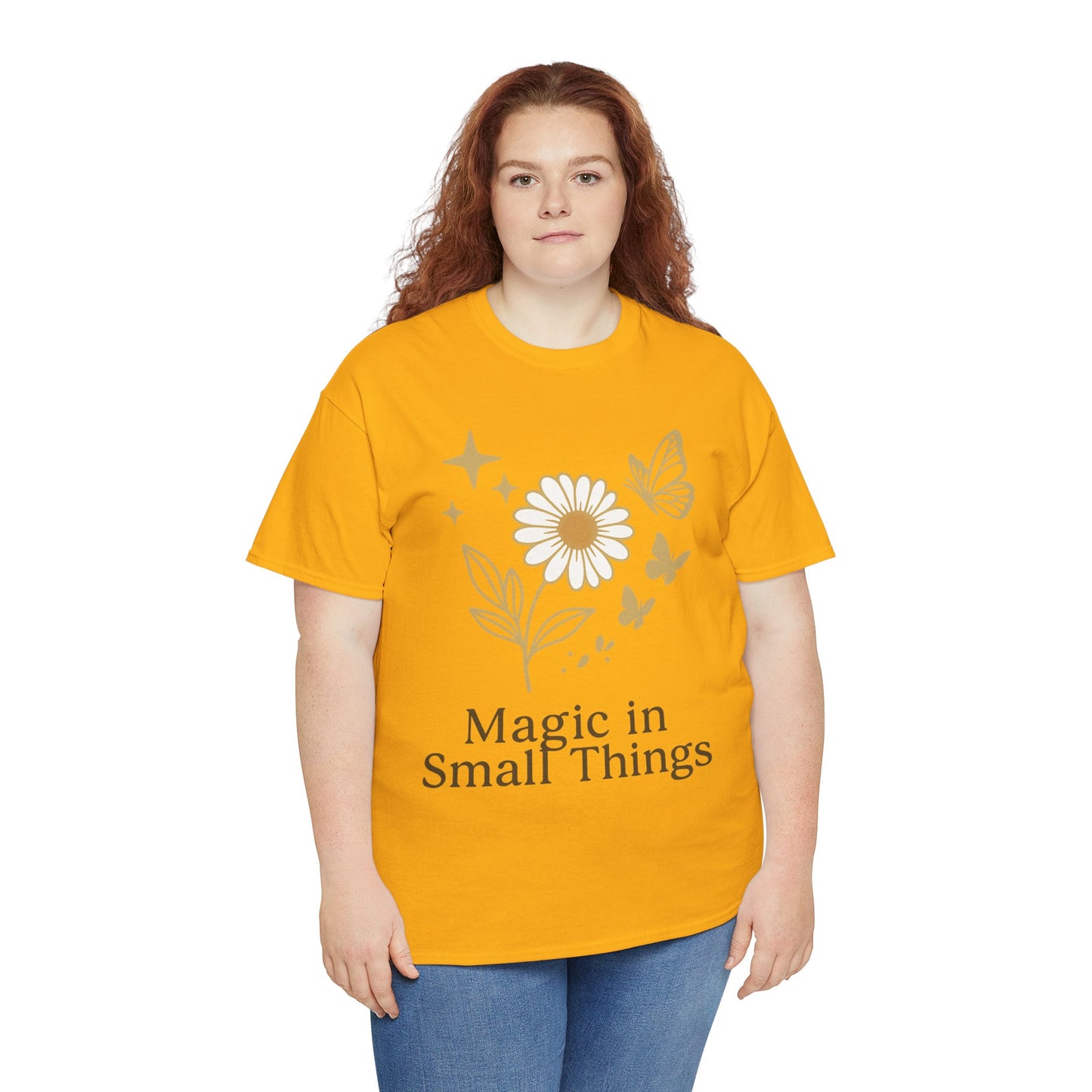 Magic in Small Things” – Gildan 5000 Heavy Cotton T-Shirt mit floralem Design