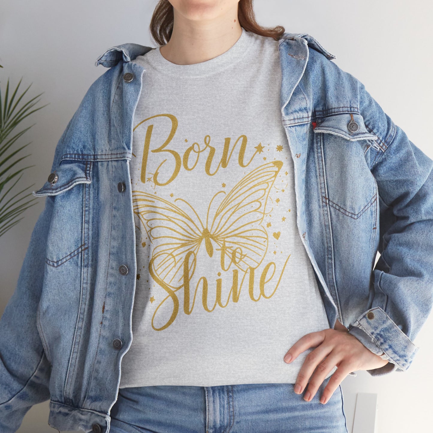 „Born to Shine“ T-Shirt – Damen Shirt mit goldfarbenem Schmetterling & handgeschriebenem Schriftzug