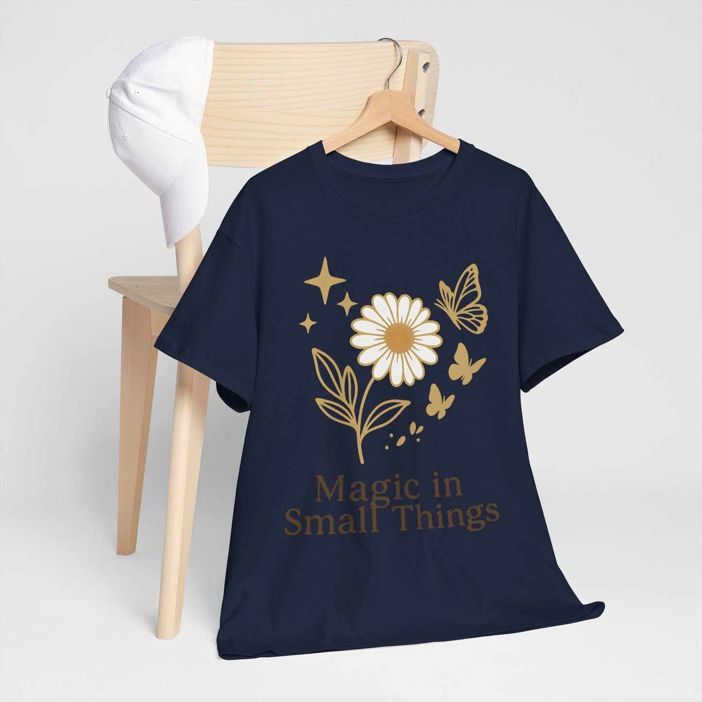 Magic in Small Things” – Gildan 5000 Heavy Cotton T-Shirt mit floralem Design