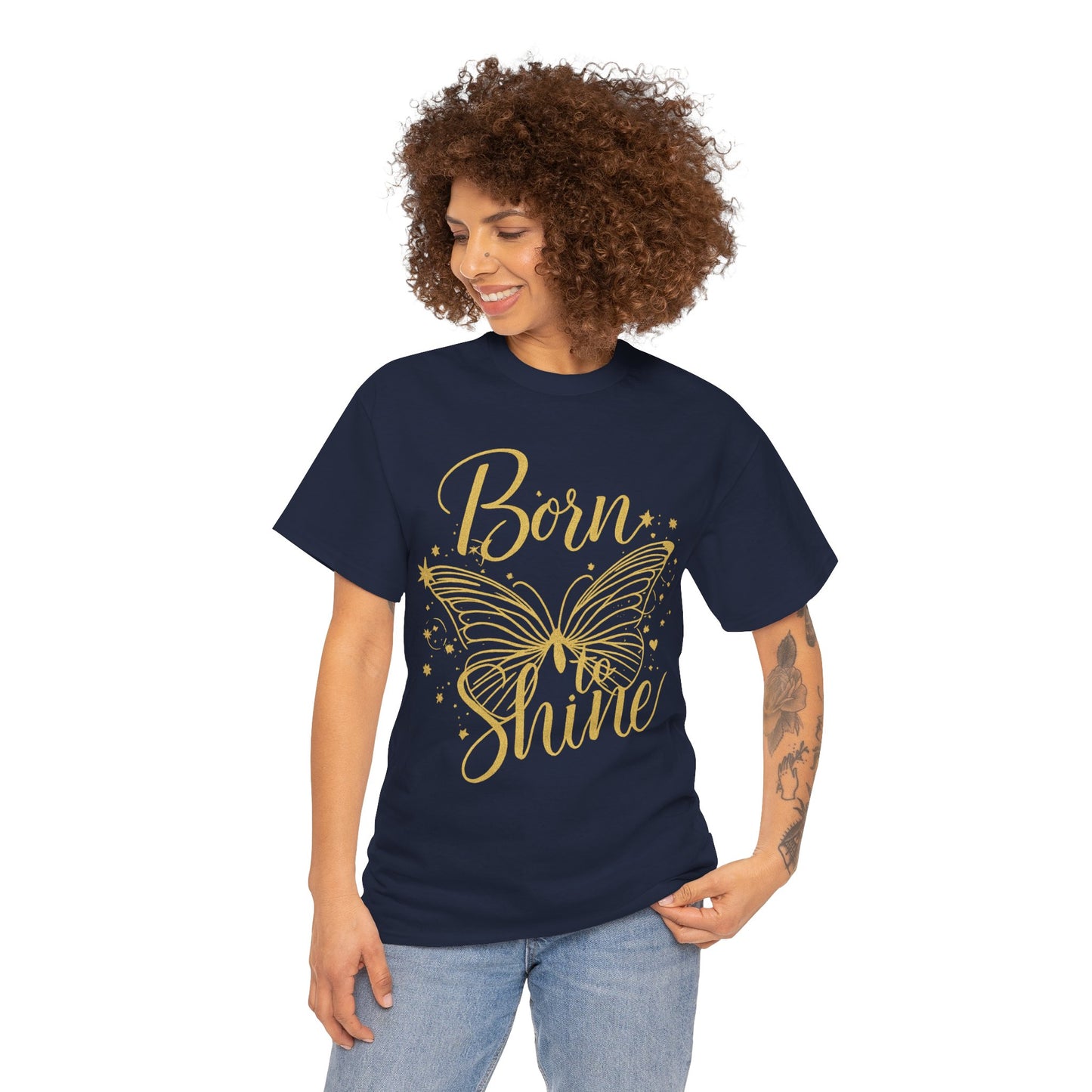 „Born to Shine“ T-Shirt – Damen Shirt mit goldfarbenem Schmetterling & handgeschriebenem Schriftzug