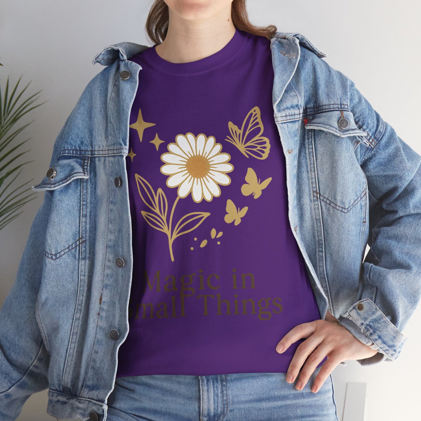 Magic in Small Things” – Gildan 5000 Heavy Cotton T-Shirt mit floralem Design