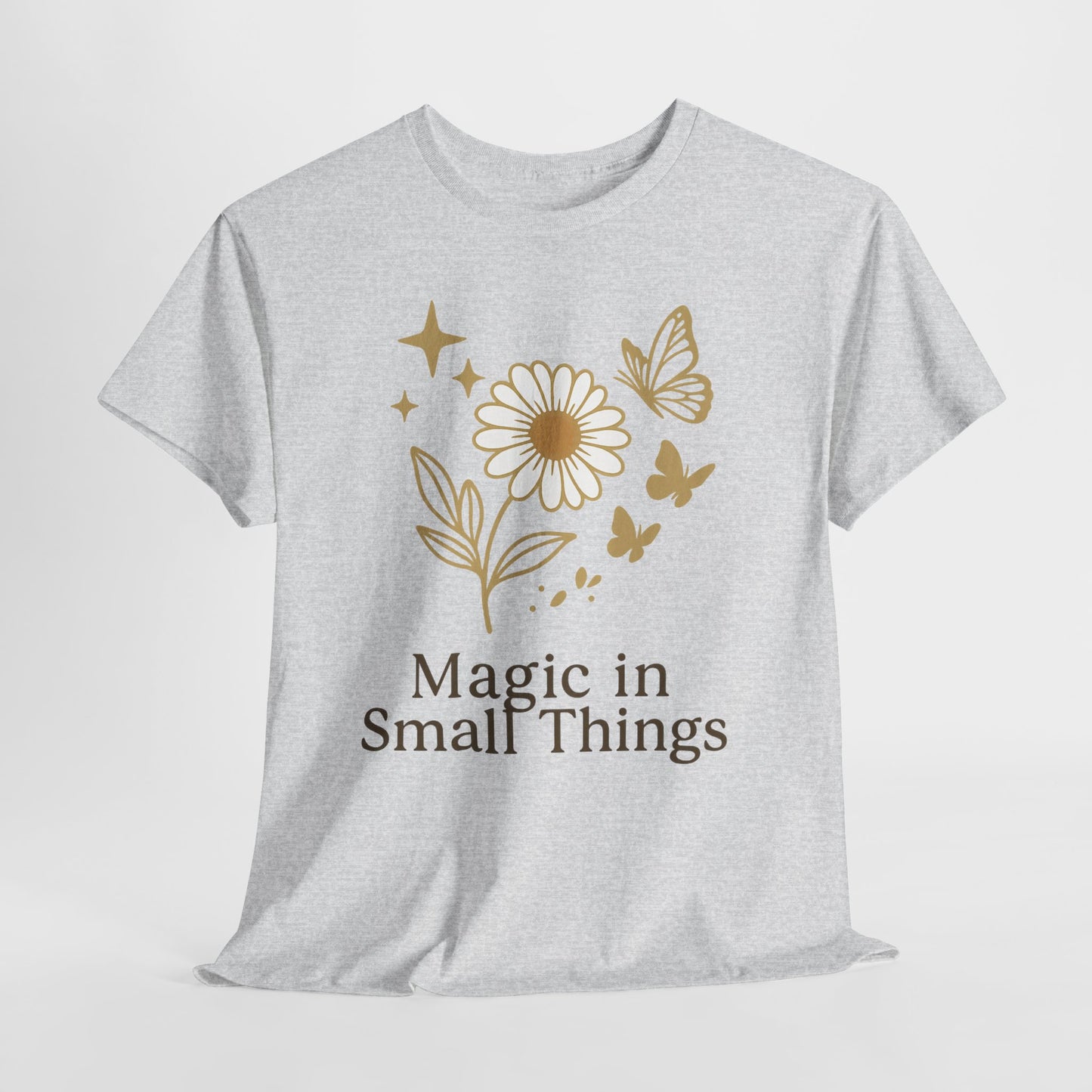 Magic in Small Things” – Gildan 5000 Heavy Cotton T-Shirt mit floralem Design
