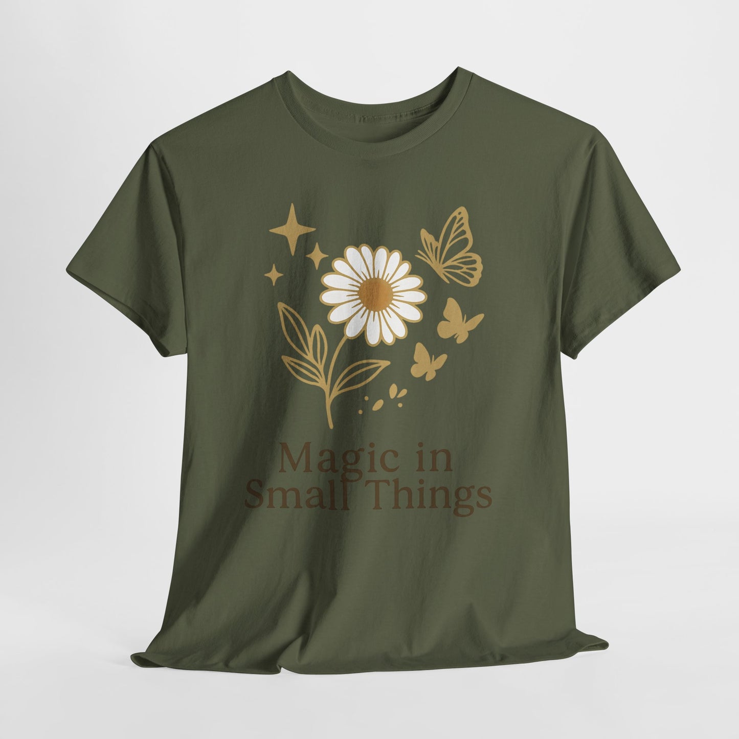 Magic in Small Things” – Gildan 5000 Heavy Cotton T-Shirt mit floralem Design