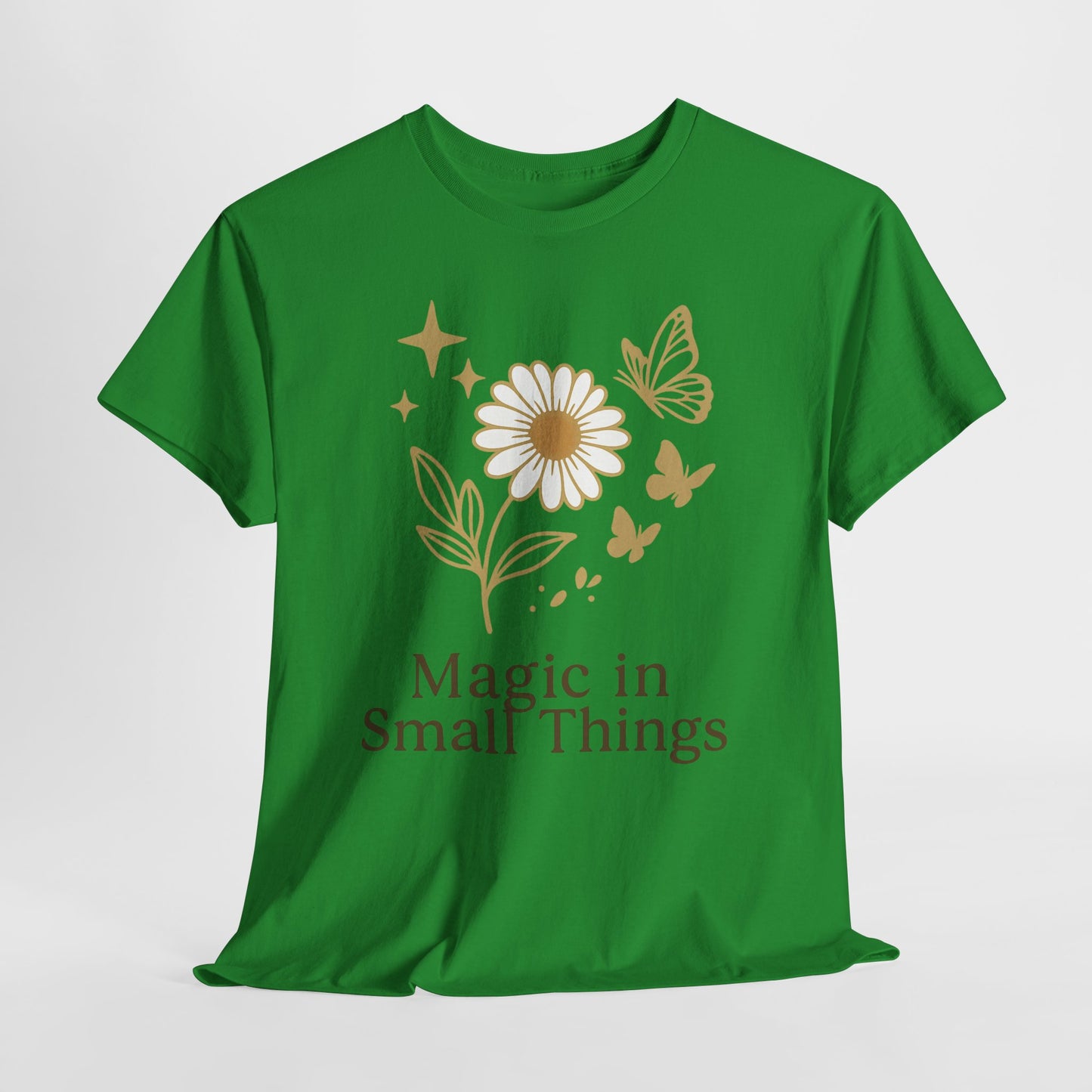 Magic in Small Things” – Gildan 5000 Heavy Cotton T-Shirt mit floralem Design