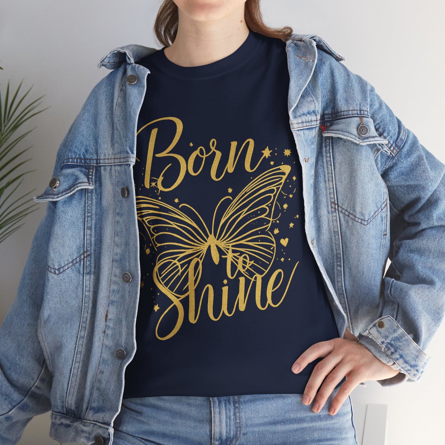 „Born to Shine“ T-Shirt – Damen Shirt mit goldfarbenem Schmetterling & handgeschriebenem Schriftzug
