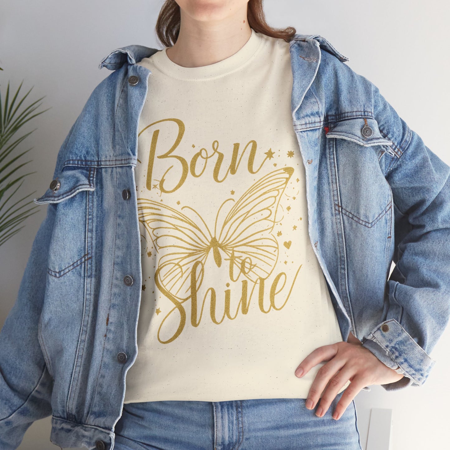 „Born to Shine“ T-Shirt – Damen Shirt mit goldfarbenem Schmetterling & handgeschriebenem Schriftzug