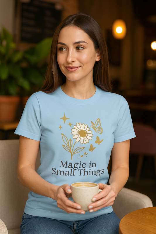 Magic in Small Things” – Gildan 5000 Heavy Cotton T-Shirt mit floralem Design