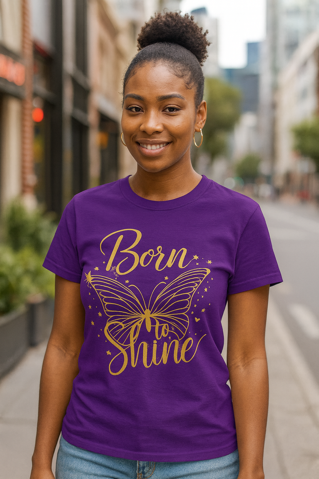 „Born to Shine“ T-Shirt – Damen Shirt mit goldfarbenem Schmetterling & handgeschriebenem Schriftzug
