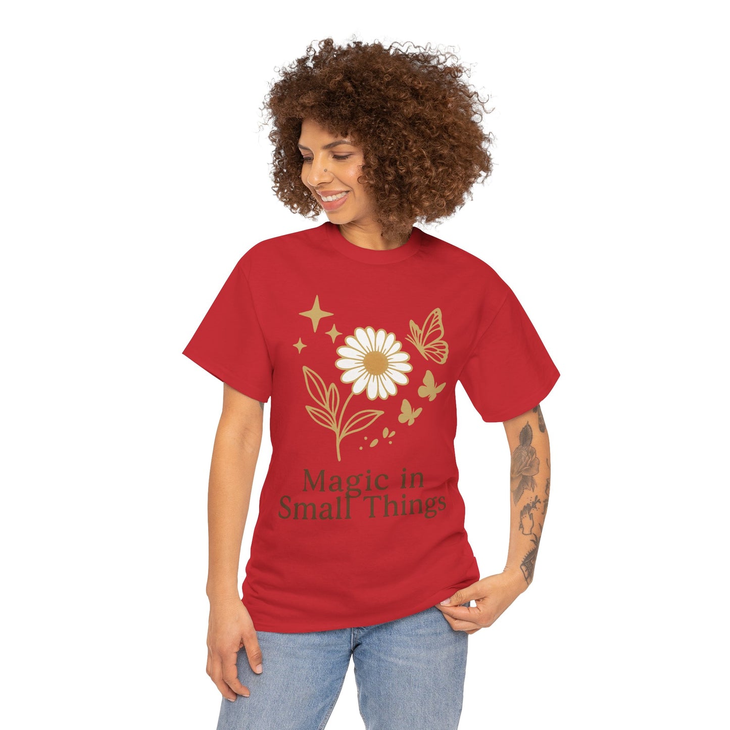 Magic in Small Things” – Gildan 5000 Heavy Cotton T-Shirt mit floralem Design