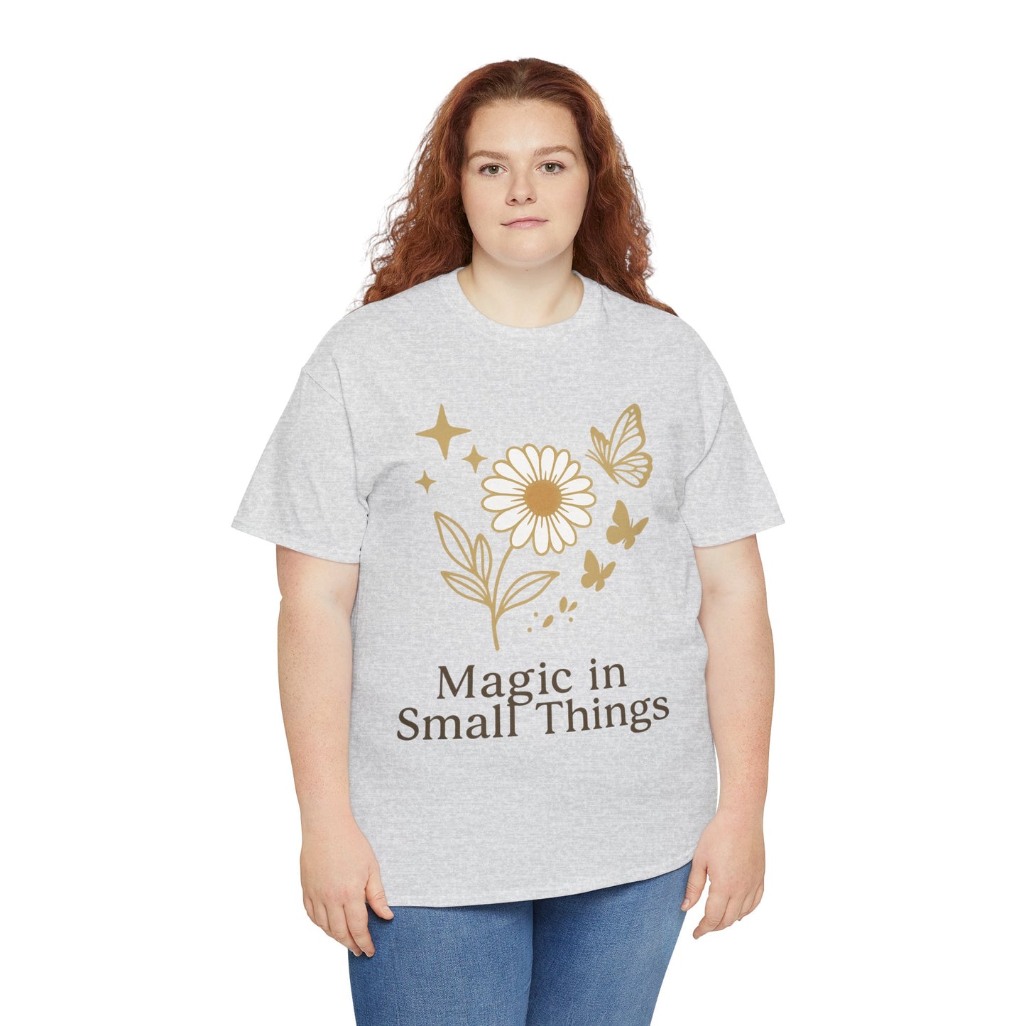 Magic in Small Things” – Gildan 5000 Heavy Cotton T-Shirt mit floralem Design